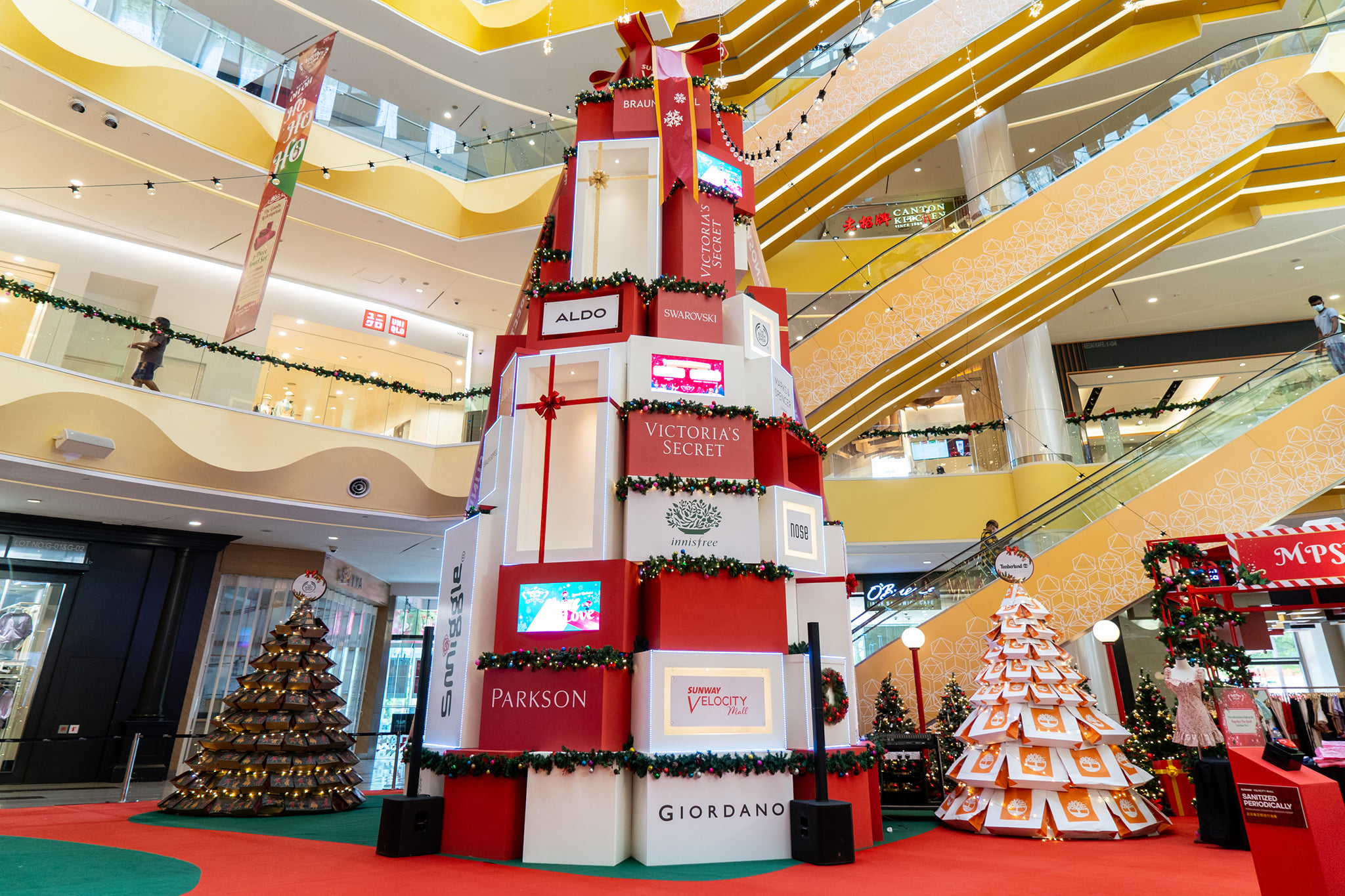 Christmas decorations displayed at shopping mall in Malaysia (15) -  People's Daily Online